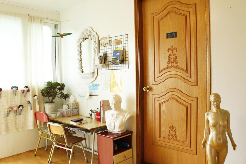 Aark House Vandrarhem Gangneung Rum bild